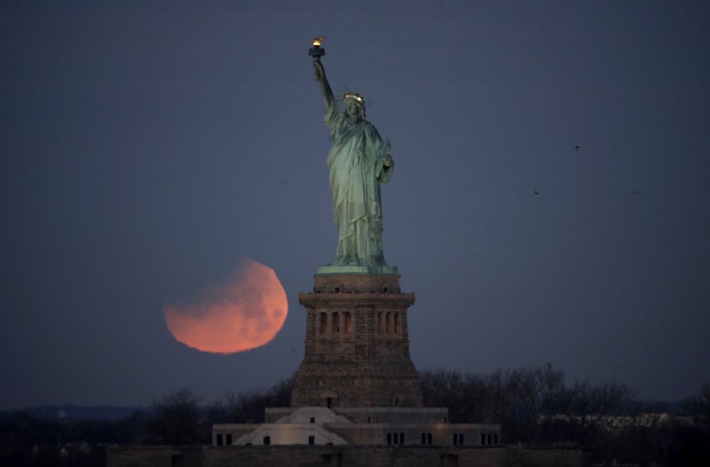In New York, an der Ostküste der USA, stand der Mond zwar tief, dafür aber hell und groß.