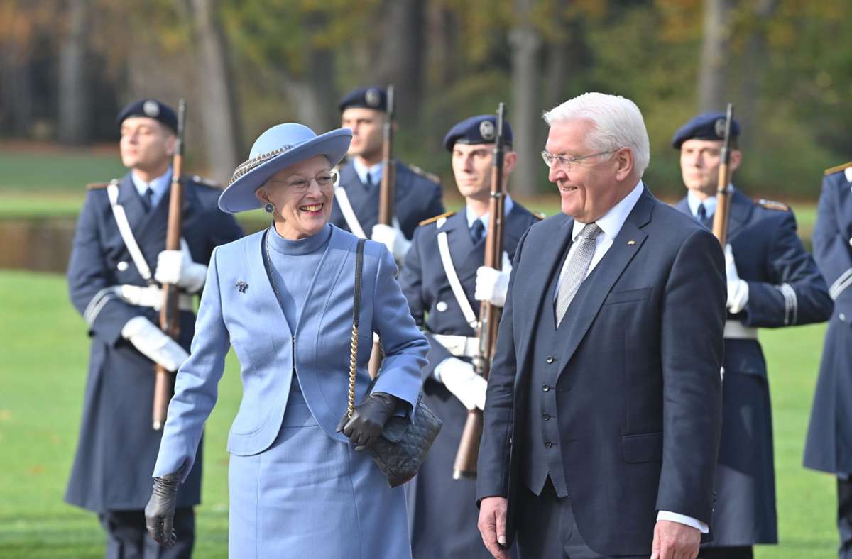 Gemeinsam liefen Königin Margrethe und der Bundespräsident die Ehrenformation der Bundeswehr ab.