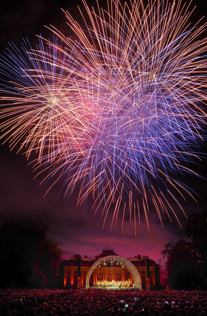 Die Ludwigsburger Schlossfestspiele sind ein Klassik Open-Air mit Feuerwerk. Dieses Jahr steht die Veranstaltung am Seeschloss Monrepos unter dem Motto „Weiße Nächte“. Am Samstag ist ab 18 Uhr Einlass, es beginnt um 21 Uhr.