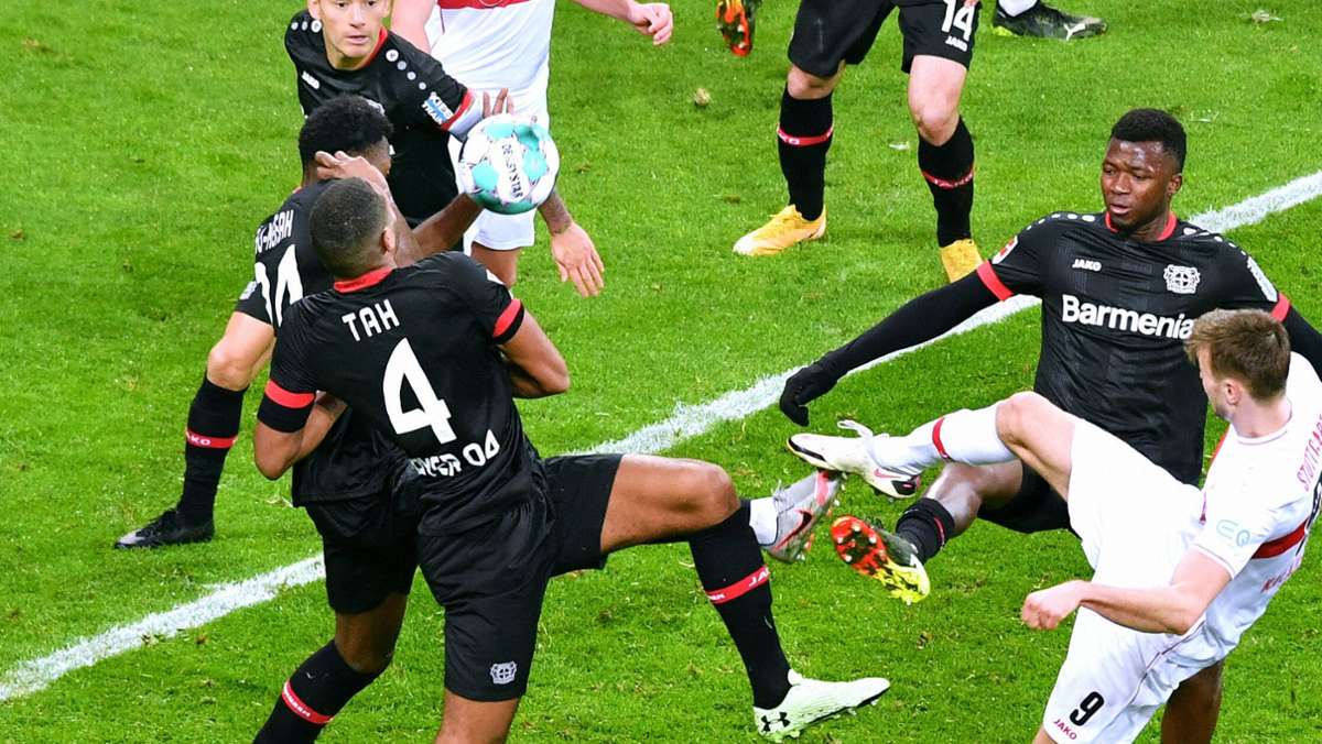  Der VfB Stuttgart hat seine Partie bei Bayer Leverkusen klar mit 2:5 verloren. Doch insbesondere eine Szene erhitzte die Gemüter – einmal mehr ging es um ein Handspiel. Die Twitterreaktionen. 