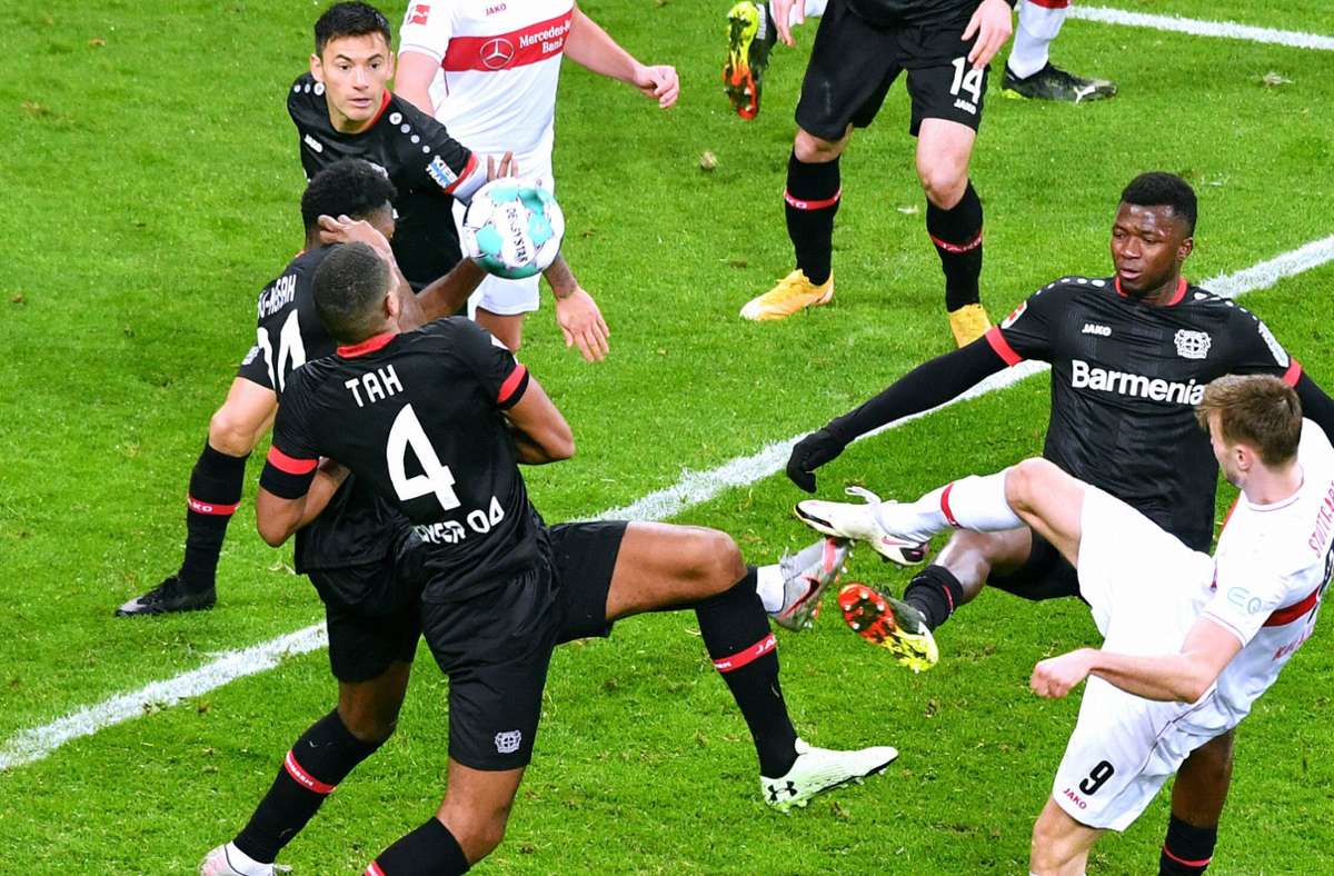 Diese Szene brachte viele VfB-Fans auf die Palme: Timothy Fosu-Mensah (verdeckt) bekommt den Ball vor dem Konter zum 3:1 im eigenen Sechzehner an die Hand. Foto: imago images/Uwe Kraft
