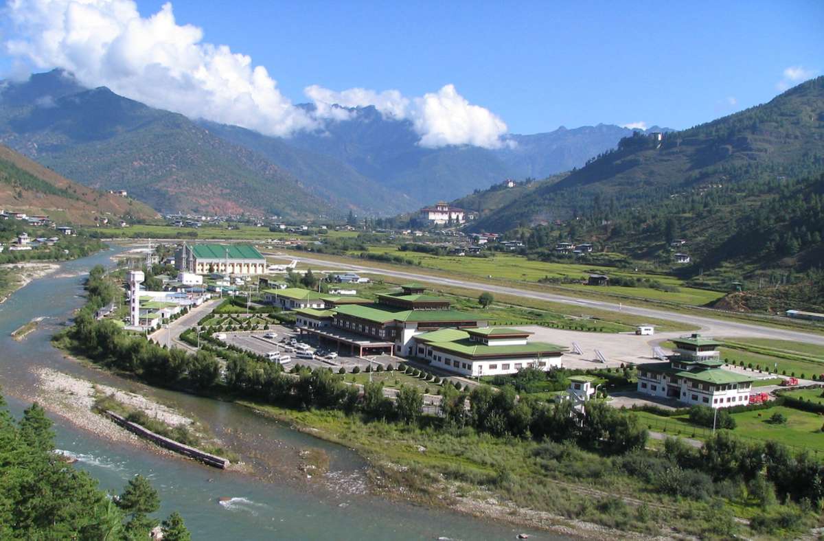 Paro Airport: Bhutans Berggipfel sind meist unbestiegen und gehören den Göttern. Sie werden täglich ein wenig gestört, wenn die Boeing B 737 der Staatslinie Drukair aus 10 000 Metern Flughöhe hinuntergleiten ins Paro-Tal, wo sich auf 2236 Metern der Paro Airport befindet.