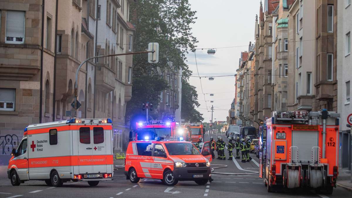  Ein Brand in einem Keller in der Olgastraße ruft am Sonntagabend die Feuerwehr auf den Plan. Fünf Personen werden leicht verletzt. 