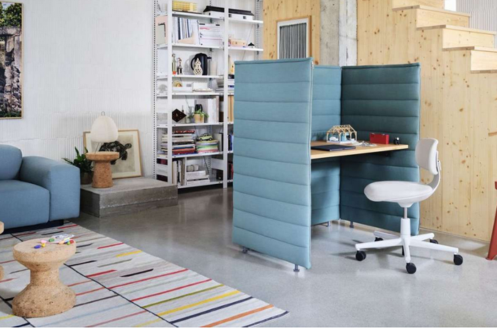 Fehlt ein extra Arbeitszimmer in der Wohnung, bieten Raum-in-Raum-Lösungen wie der „Alcove Plus Desk“ von Vitra Möglichkeiten zum Rückzug. Der touch-down-Arbeitsplatz ist visuell und akustisch abgeschirmt und daher fürs fokussierte Arbeiten perfekt.