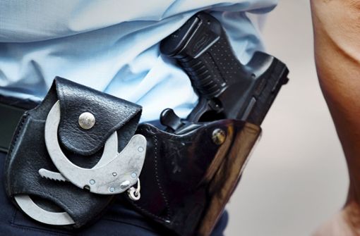 Bei Polizeikontrollen waren auch Handschellen notwendig. (Symbolbild) Foto: dpa/Oliver Berg
