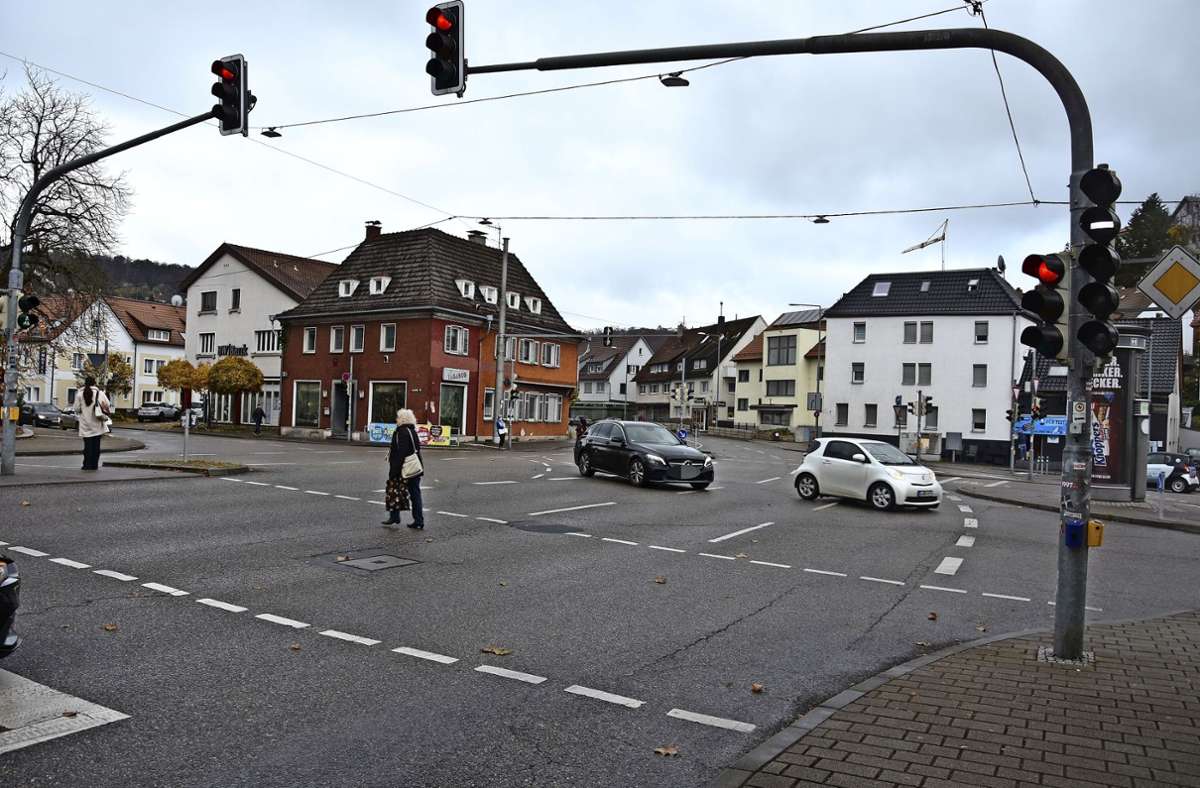Statt mit Ampeln geregelt geht es künftig am Hedelfinger Platz rund. Die Stadtplaner schlagen einen Kreisverkehr vor.