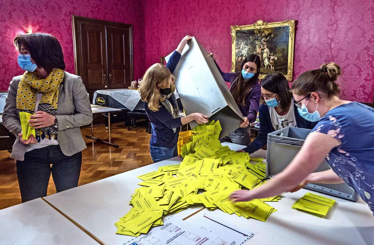 Wegen der recht hohen Wahlbeteiligung hatten die Helfer beim Auszählen der Stimmen am Sonntagabend viel zu tun. Foto: Giacinto Carlucci