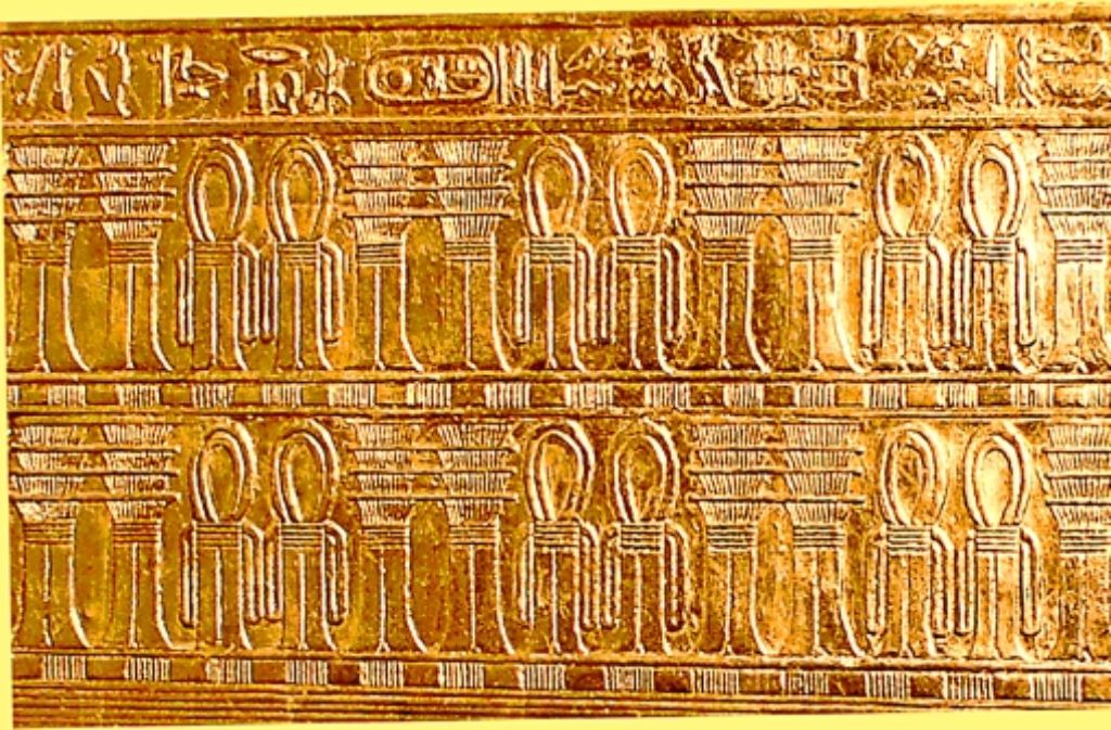 Seitenwand eines Kanophenschreins. In ihm wurden die Gefäße mit den einbalsamierten Eingeweiden des Pharao aufbewahrt.
