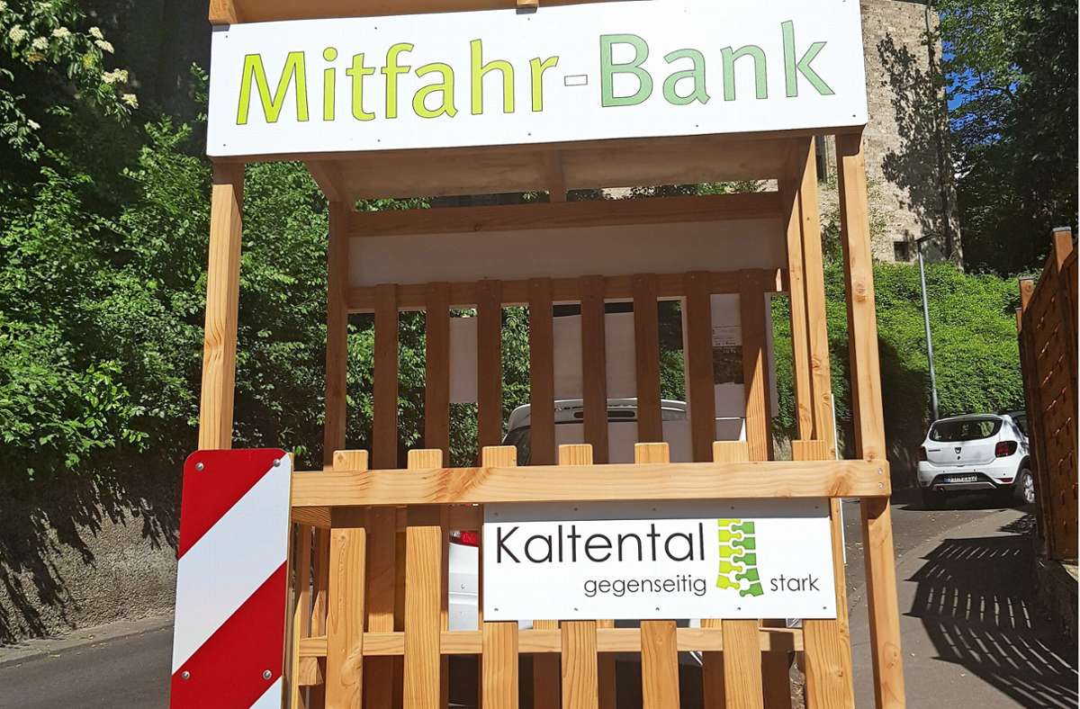 Am unteren Ende der Schwarzwaldstraße in Stuttgart-Kaltental steht nun eine Vermittlungseinrichtung für Gratisfahrten: die Mitfahr-Bank. Foto: Michael Werner