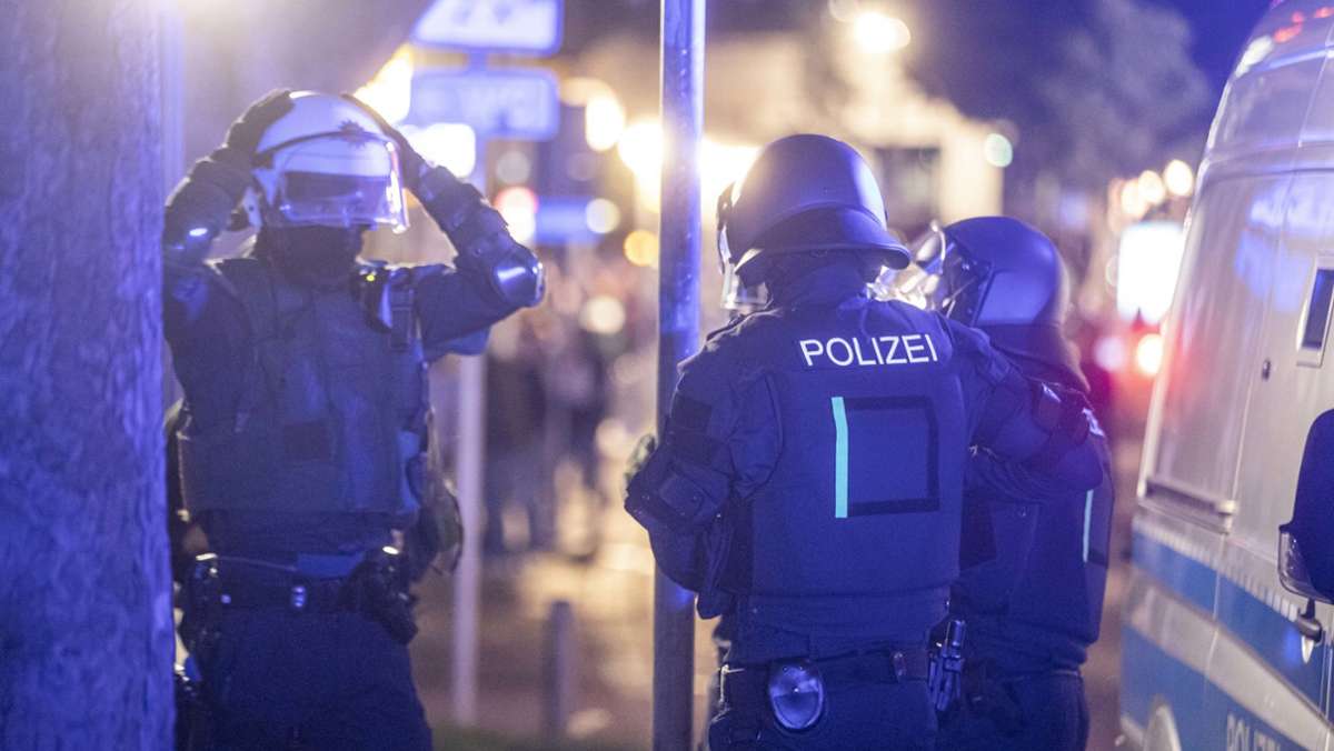  Nach den schweren Ausschreitungen am vergangenen Wochenende hat sich die Stuttgarter Polizei mit emotionalen Worten für den Zuspruch aus ganz Deutschland bedankt. 