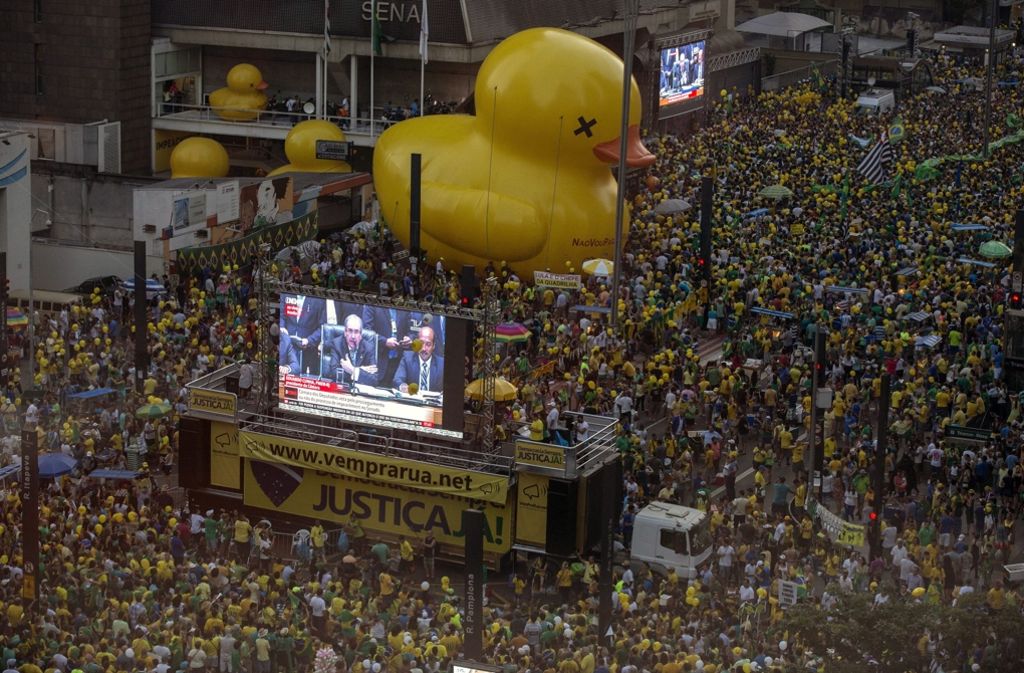 Der Verlauf der Parlamentswahl wurde in Brasilia auf einer großen Leinwand übertragen. Tausende Menschen verfolgten die Abstimmung live beim Public Viewing.