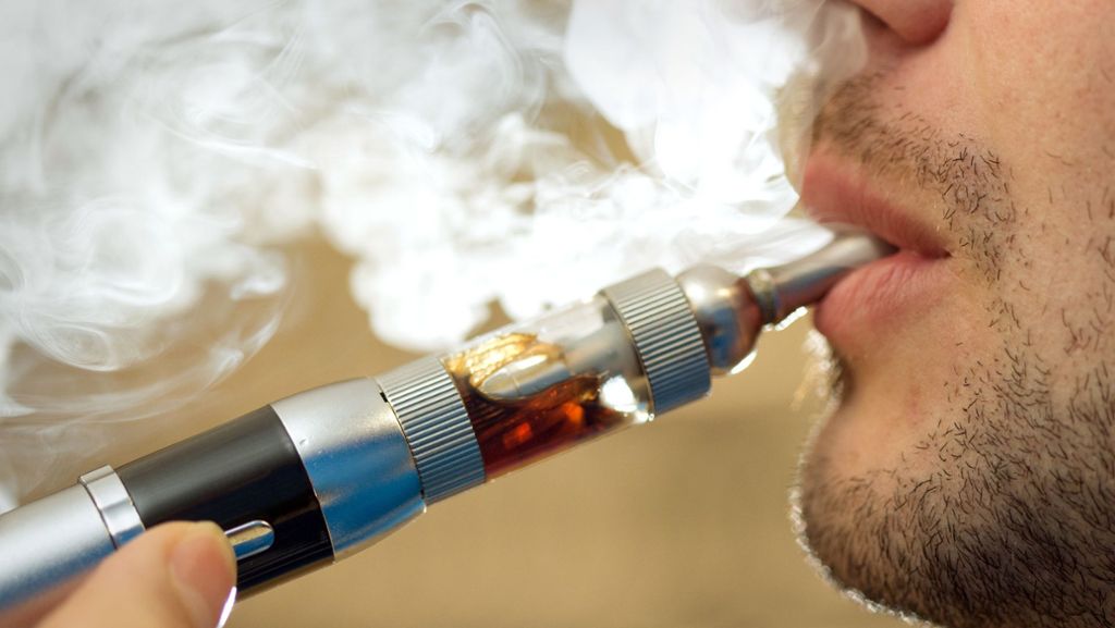  Meldungen aus den USA über Todesfälle im Zusammenhang mit dem Konsum von E-Zigaretten sorgen immer wieder für Verunsicherung. Doch wie schädlich ist das Dampfen – und was gilt für Deutschland? 