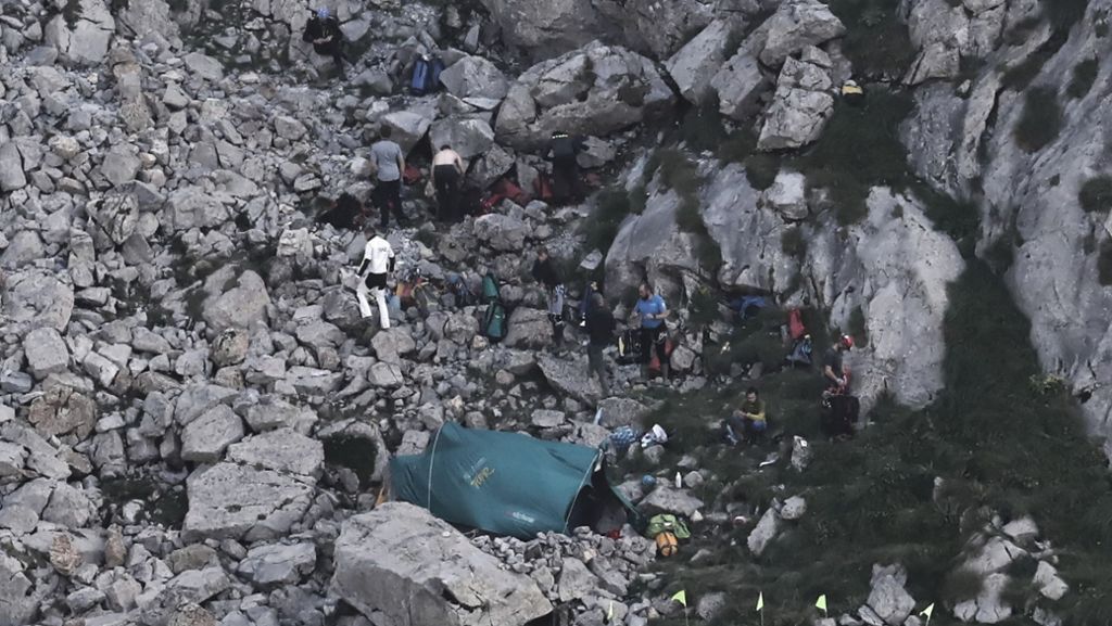  Einer der beiden Forscher, die in der Höhle Jaskinia Wielka Sniezna im polnischen Tatra-Gebirge eingeschlossen sind, ist tot. Rettungskräfte haben seinen Leichnam gefunden. Die Suche nach dem zweiten vermissten Höhlenforscher geht unterdessen weiter. 