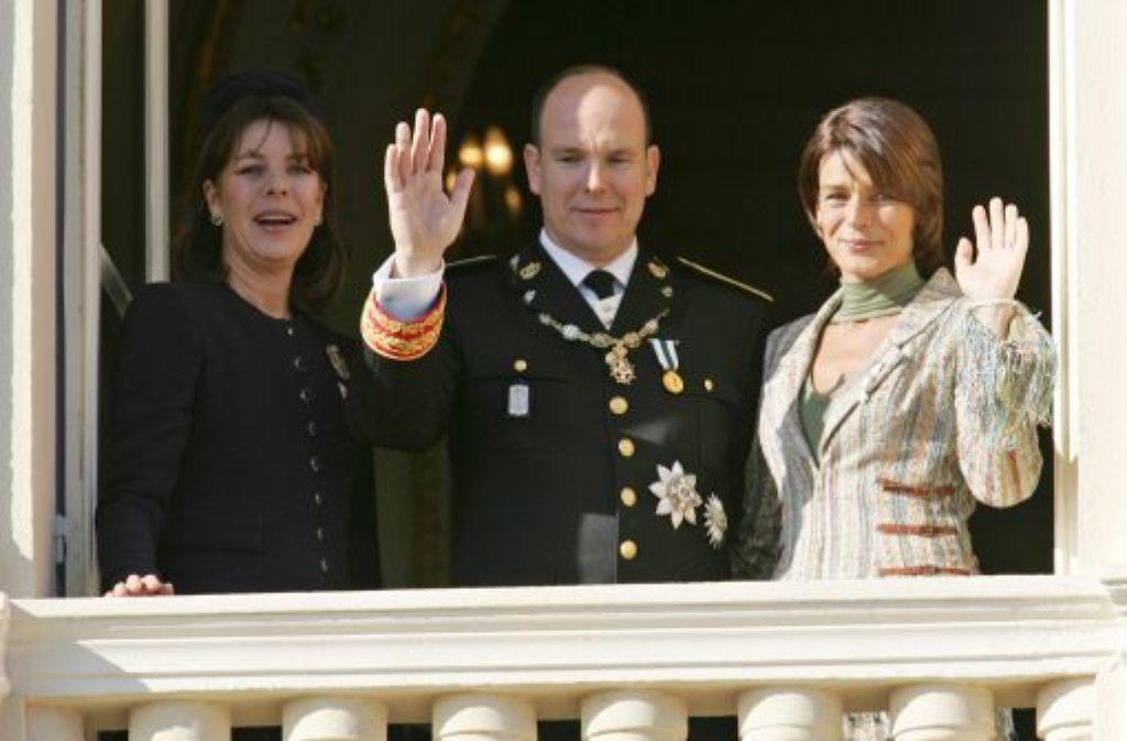 Im November 2005 dann die offizielle Thronbesteigung: Fürst Albert feiert seinen großen Tag mit seinen Schwestern Caroline und Stéphanie.