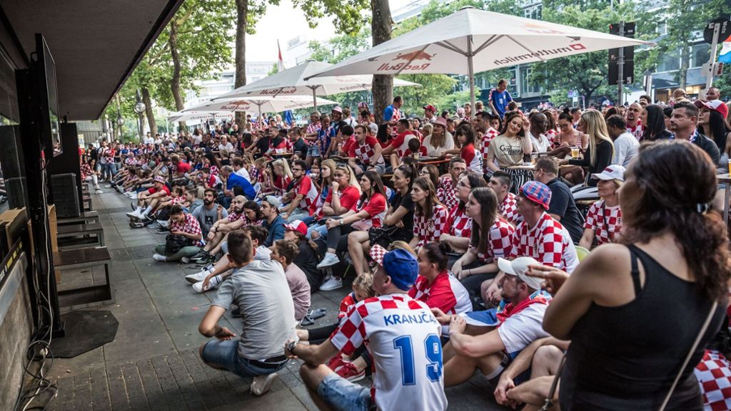  Zum Halbfinalspiel der Kroaten gegen England verwandelt sich die Theodor-Heuss-Straße wieder in eine rot-weiß-karierte Partymeile. Wir haben bei der kroatischen Gemeinde nachgefragt, was am Mittwoch in Stuttgart zu erwarten ist. 