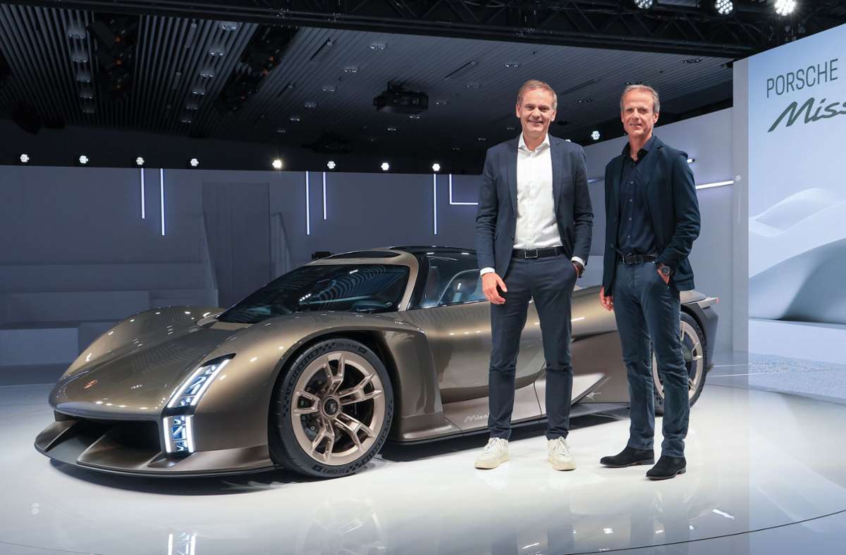 Oliver Blume und Michael Mauer der Leiter Style Porsche, Porsche Mission X posieren neben dem neuen Modell.