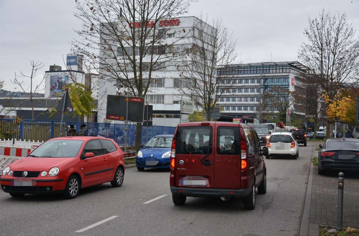 Auch in der Kesselstraße stockt der Verkehr.