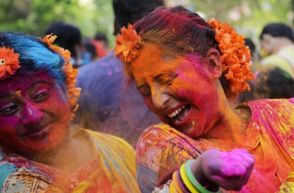Die Menschen reiben sich, im Zuge der Feierlichkeiten, gegenseitig mit buntem Farbpulver ein. Diese Tradition geht auf den Gott Krishna zurück. Er und seine Gefährten soll der Legende nach ebenfalls mit buntem Farbpulver gespielt haben.