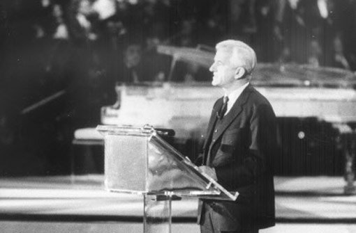 Stuttgart 1986: Der Bundespräsident Richard von Weizsäcker gratuliert zum Hundertsten. Foto: Archiv