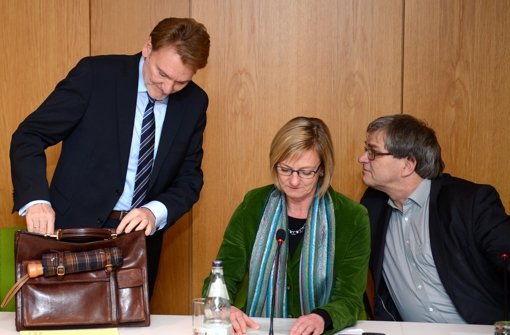 Edith Sitzmann (Mitte) weist nach einem Treffen am Dienstag die Vorwürfe von Volker Kefer zurück. Foto: dpa
