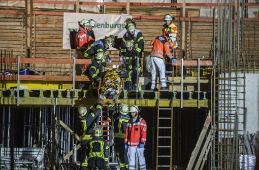 Feuerwehrleute transportieren den Verletzten von der Baustelle im Raitelsberg ab. Foto: 7aktuell.de/Simon Adomat
