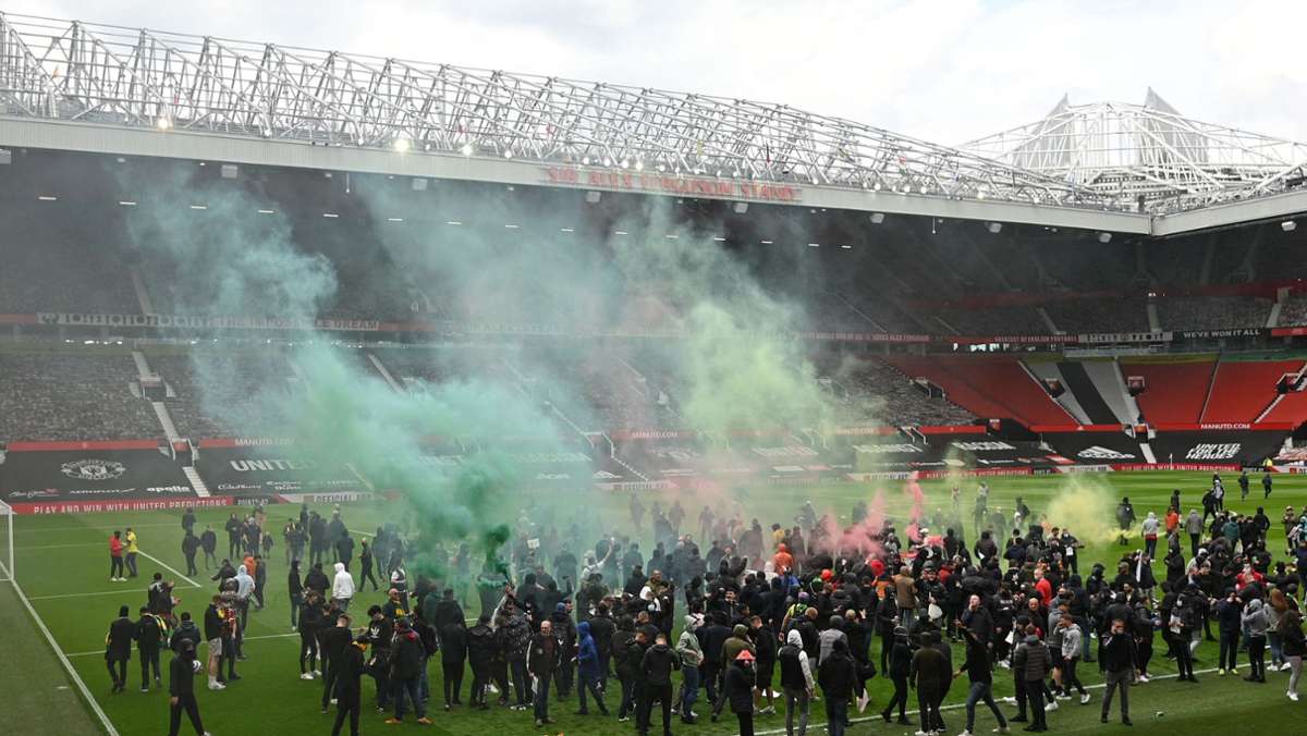 Vor Partie gegen Liverpool: Manchester United-Fans stürmen Old Trafford