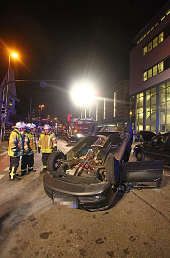 Bei einem Autounfall in Nürtingen im Kreis Esslingen wurden vier Frauen schwer verletzt.