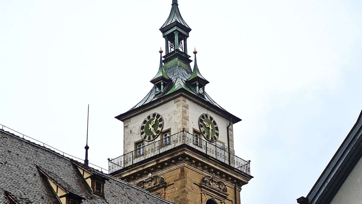 Irritation in Bad Cannstatt: Uhr  der Stadtkirche geht falsch