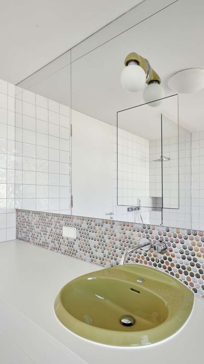Der Fliesenspiegel aus Kronkorken. Und das alte Waschbecken stammt aus den 70er Jahren, das war dieser Grünton in vielen deutschen Badezimmern daheim.
