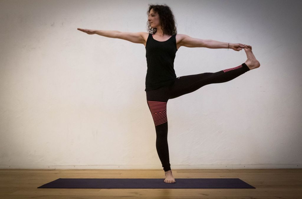 Sie selbst hat im Jahr 2003 mit Yoga begonnen. Sie mag den Mix aus Entspannung und Sport. Sie hat noch weitere Trainerlizenzen, doch seit sie am Flughafen angefangen hat, gibt sie nur noch Yoga-Kurse.