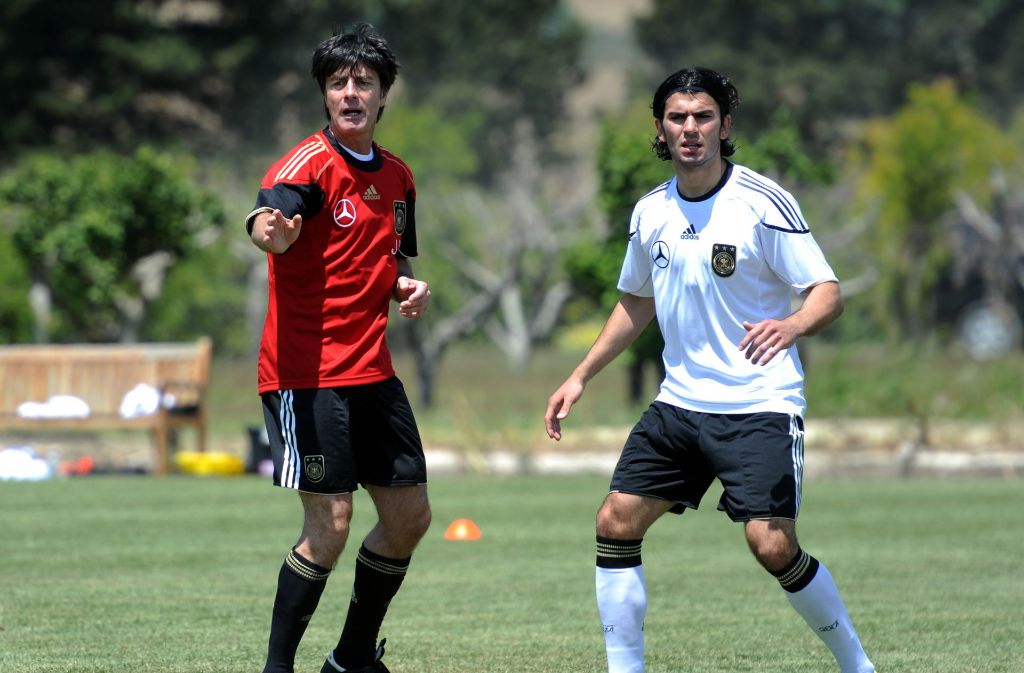Serdar Tasci (rechts) war 2009 bis 2010 im Nationalkader und währenddessen auch VfB-Spieler. Er kam auf 14 Spiele.
