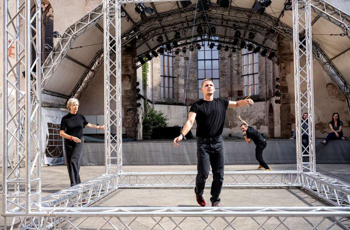Johannes Blattner (Mitte) probt mit dem Performance-Kollektiv Multipluralwesen während eines Residenzaufenthalts in der Katharinenruine in Nürnberg für den Festival-Auftritt in Stuttgart.