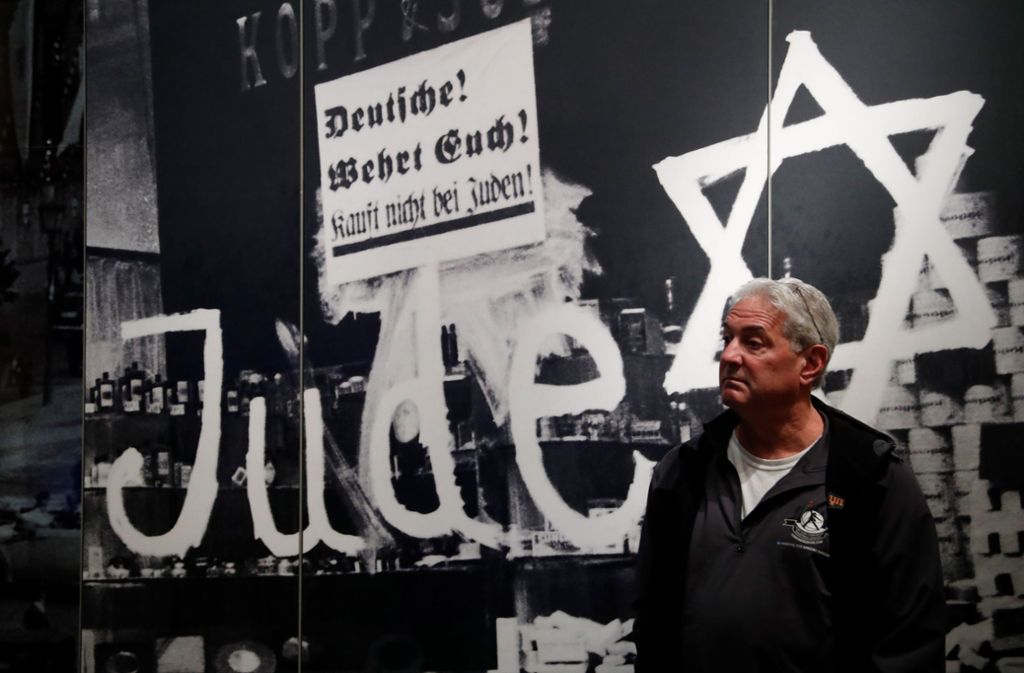 Ein Besucher in der Gedenkstätte Yad Vashem im Jerusalem. Foto: AFP