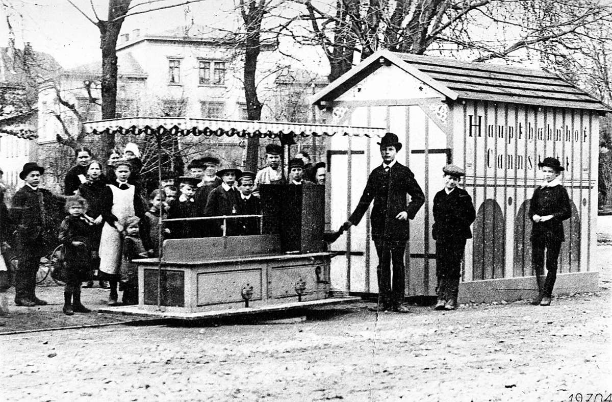 Anlässlich des Cannstatter Volksfestes im Jahre 1887 präsentierte Gottlieb Daimler eine Miniatur-Straßenbahn. Das mit einem Daimler Einzylinder-Motor angetriebene Fahrzeug verkehrte zwischen dem Wilhelmsplatz und dem Kursaal.