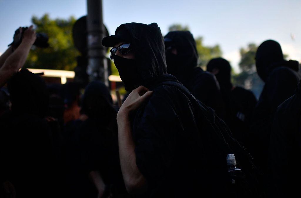 1000 Vermummte wurden per Lautsprecher von der Polizei dazu aufgefordert, ihre Maskierungen abzulegen.