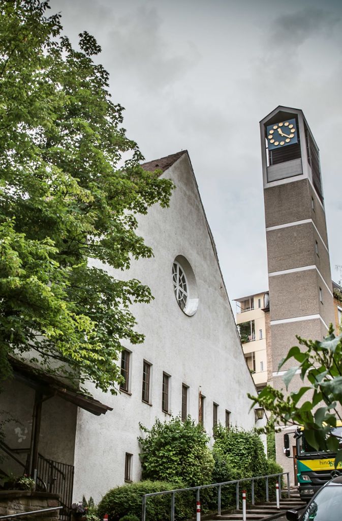 Auch in Stuttgart entstand 1949/1950 eine Notkirche: Die evangelische Ludwig-Hofacker-Kirche in der Dobelstraße. Die Kirche ist eine der 48 Notkirchen, gestiftet von amerikanischen Christen unter der Bedingung, dass die Gemeinde das Fundament und die Backsteinwände - aus abgekratzten Trümmersteinen - in Eigenleistung erstellt.