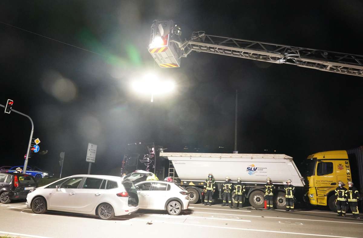 Bei einem Unfall auf der mittleren Filderstraße in Stuttgart sind vier Menschen verletzt worden.