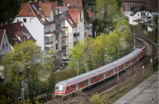 Ein  Zug  fährt im Stuttgarter Norden  auf der Strecke, die nach Fertigstellung von Stuttgart 21 für Gäubahnzüge nicht mehr gebraucht wird. Foto: Lichtgut/Achim Zweygarth