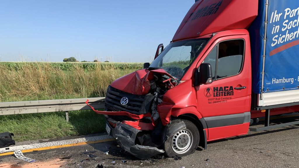 Unfall auf  A81 bei Ludwigsburg: Opel wird 40 Meter weit geschleudert
