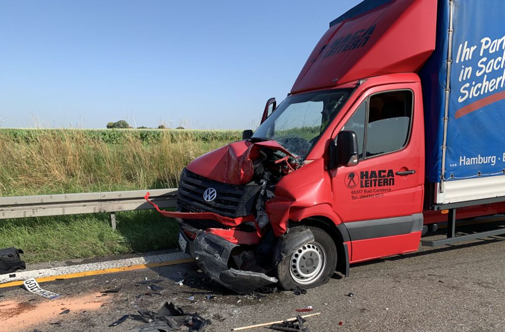 Ein VW Crafter hat am Mittwoch auf der A81 einen schweren Unfall verursacht.