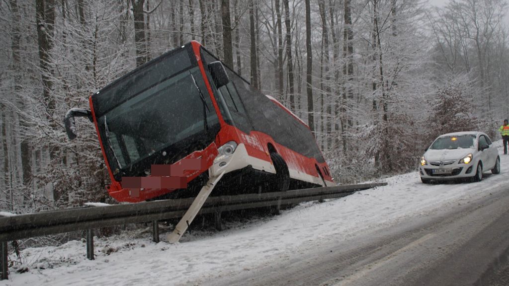 Auf schneeglatter Fahrbahn kommt die Busfahrerin von der Straße ab. Der Bus rutscht in die Leitplanke.
