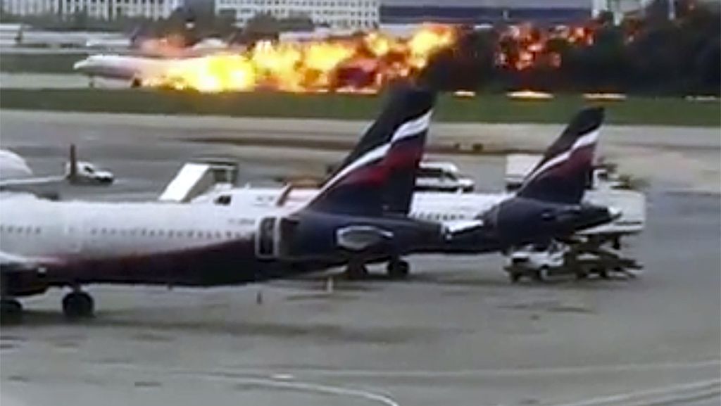  Bei dem Brand einer russischen Aeroflot-Maschine am Moskauer Flughafen Scheremetjewo sind den Ermittlern zufolge mehr als 40 Menschen ums Leben gekommen. 