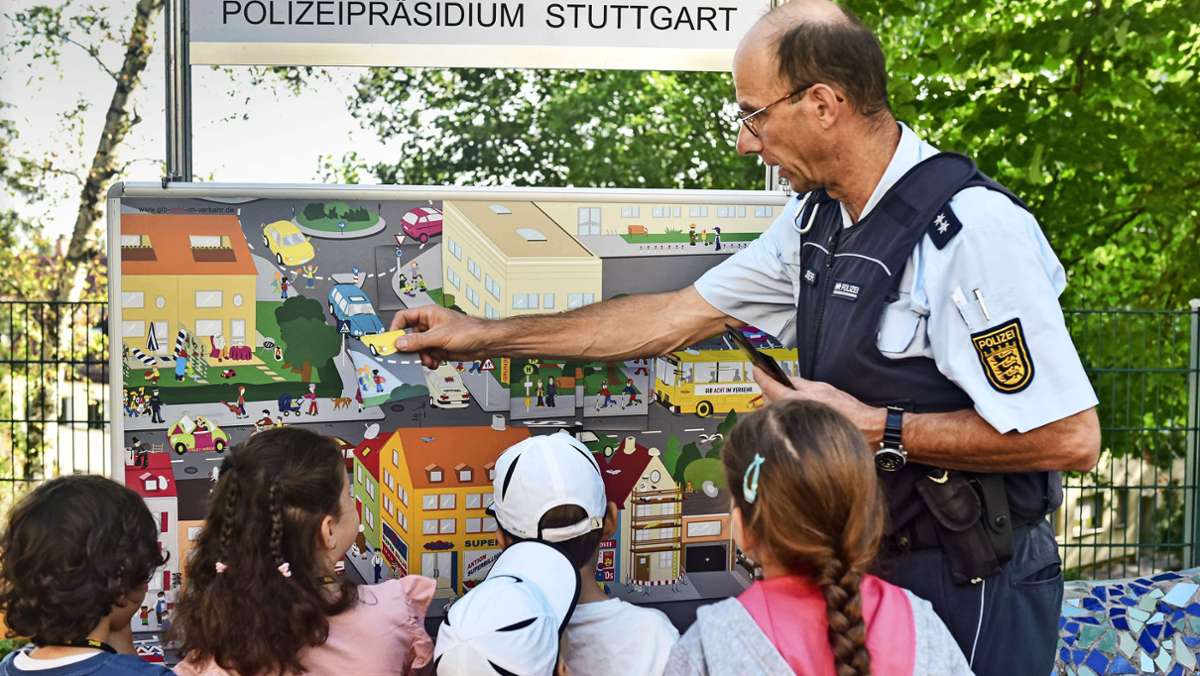 Aktionstag Schulwegsicherheit in Stuttgart: Polizisten bereiten Erstklässler und Eltern auf den Weg zur Schule vor