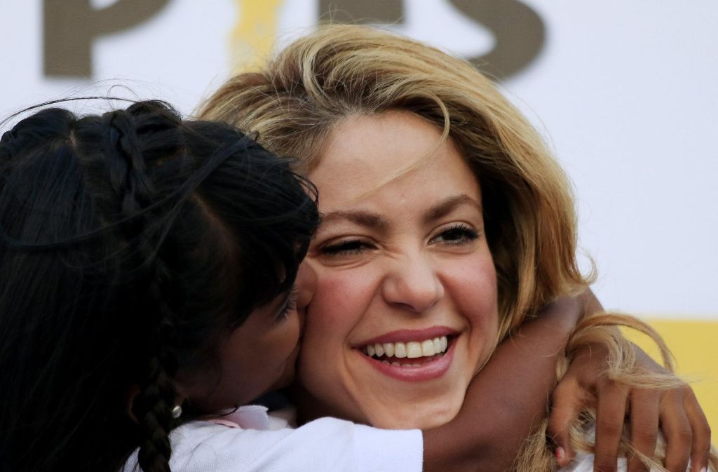 Trotz des Ruhms hat Shakira ihre Wurzeln nie vergessen und so gründete sie die „Fundación Pies Descalzos“, eine Stiftung, mit der sie kolumbianische Kinder unterstützt. Dafür erhielt sie 2009 den Ehrenpreis des Kinderhilfswerkes UNICEF.
