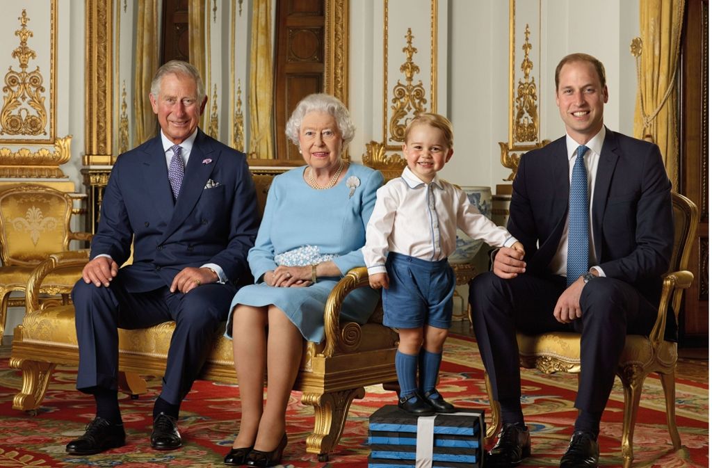 Dieses Foto der Queen und ihren Nachfolgern auf dem Thron, Prinz Charles, Prinz George und Prinz Williams (v.l.) wurde als Vorlage für neue Briefmarken gemacht.