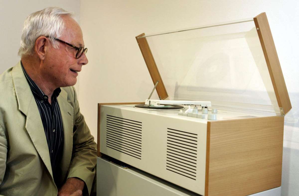 Dieter Rams, langjähriger Leiter der Braun- Designabteilung, mit einem der von ihm gestalteten „Schneewittchensärge“, eine Kombination von Radio und Schallplattenspieler.