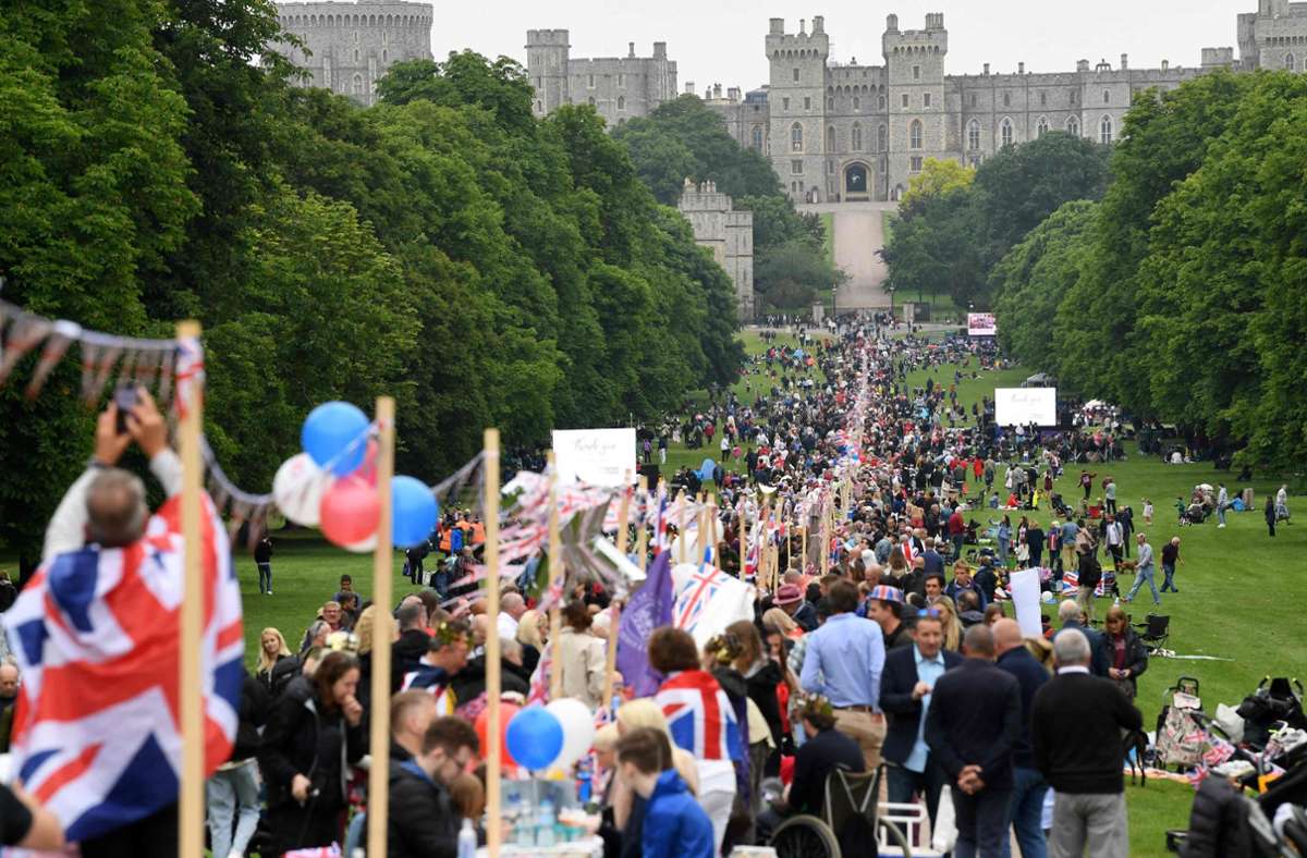 Tausende Menschen versammeln sich zu einem riesigen Picknicklunch im Park von Schloss Windsor.