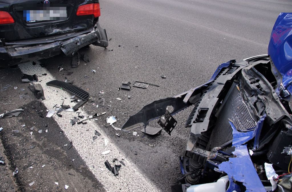 Der 53-jährige Fahrer eines Saab und der 58-jährige Fahrer eines Land Rover bremsten ihre Autos ab.