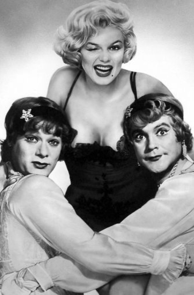 Bei den Dreharbeiten für den Welthit "Manche mögens heiß" 1959 mit Tony Curtis (links) und Jack Lemon taucht Marilyn zu spät und vom Alkohol benebelt am Set auf.