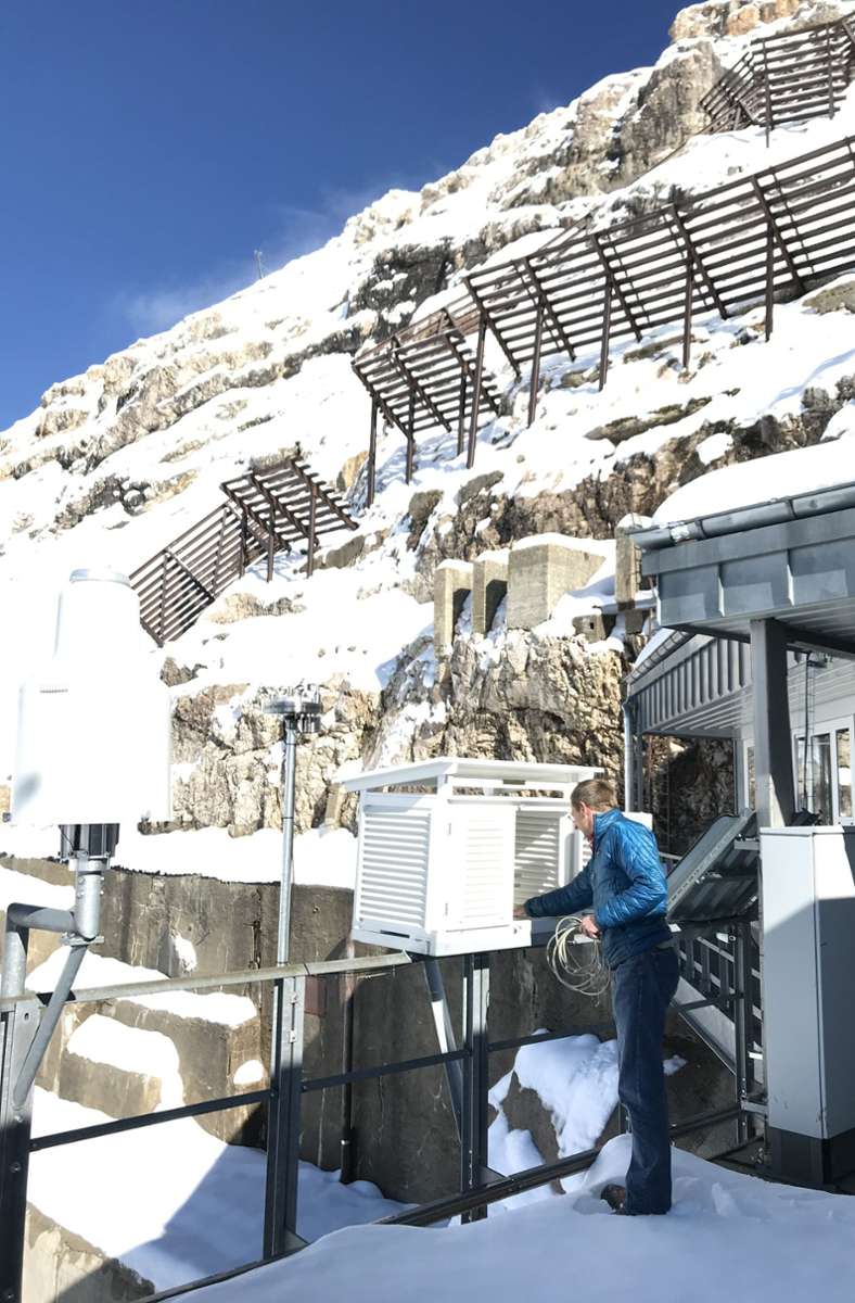 Die Häuschen für die Messgeräte schützen zwar vor Schnee, sind aber so durchlässig, dass Luft zirkulieren kann und drinnen Original-Umgebungstemperaturen herrschen. Die liegen hier oben auf 2666 Meter im Jahresdurchschnitt nur bei wenigen Plusgraden.